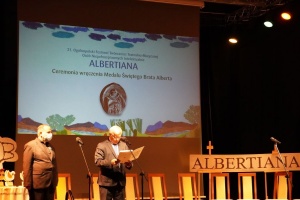 wręczenie medali świętego brata alberta